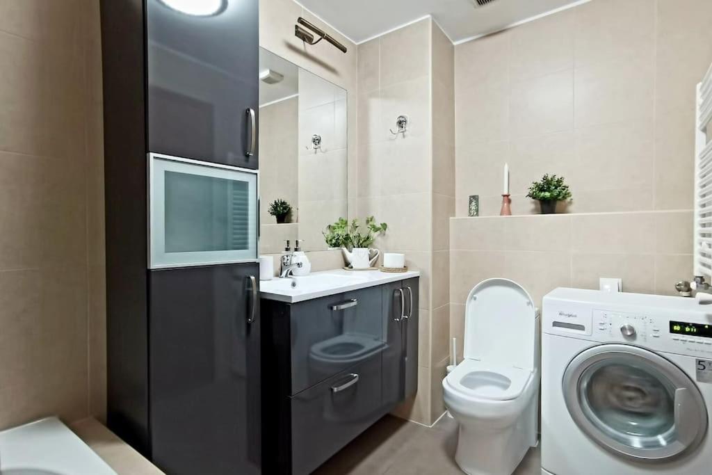 Cosy Boutique 61 Sqm Apartment - Private Parking - Ten Blocks Residence ブカレスト エクステリア 写真